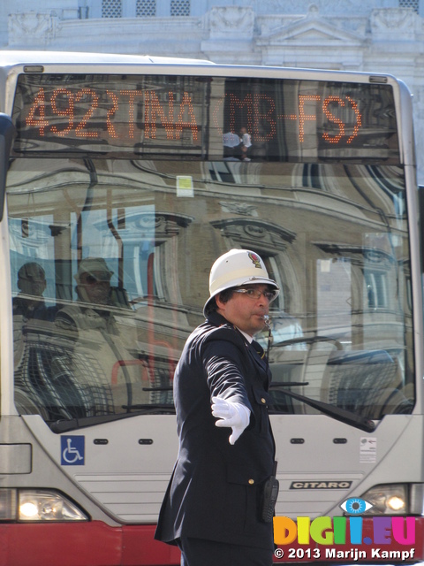 SX31695 Traffic cop at Altare della Patria